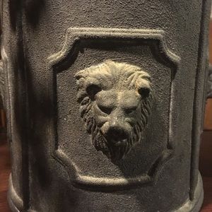 Kitchen utensil crock